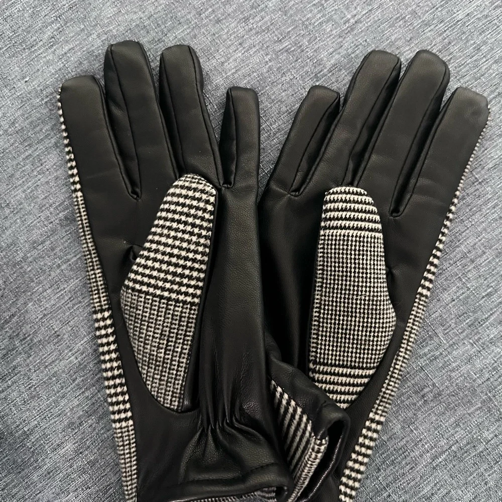 MIXIT Gloves Black and Cream/Gray Plaid Patterned NWOT Sz S/M